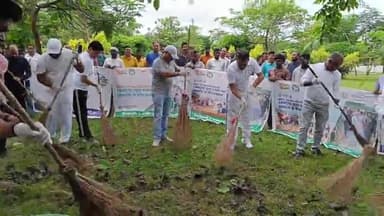 सिमडेगा: समाहरणालय परिसर में स्वच्छता पखवाड़ा के तहत श्रमदान कर DC, SP सहित अन्य अधिकारियों ने चलाएं स्वच्छता अभियान