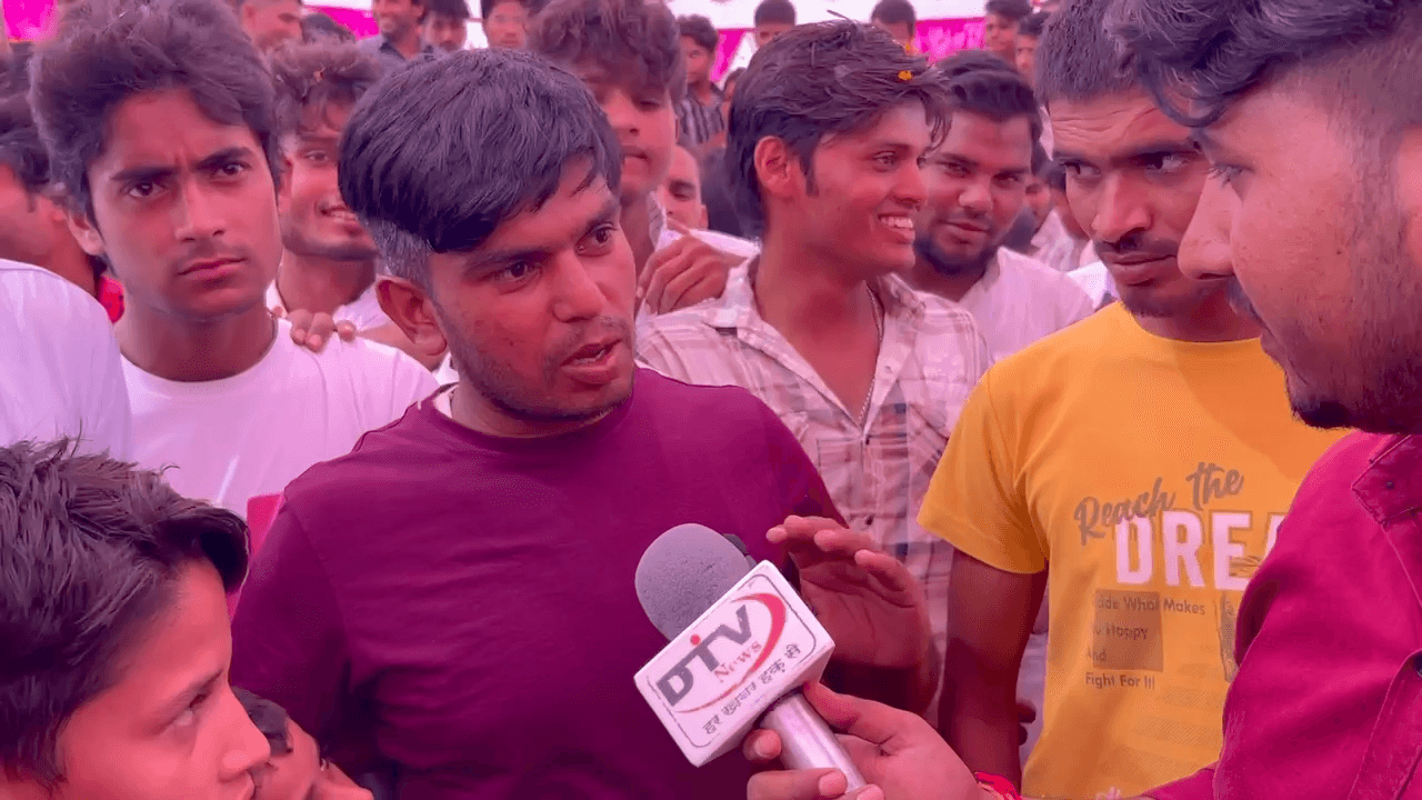 #Ca_Mukhtiyar_Ahmed को  झजपुरी में 2 लाख़ 72 हज़ार की माला और चाँदी का मुकुट पहनाया लोगों ने चुनाव #Ca_Mukhtiyar_Ahmed #झंजपुरी #माला #मुकुट