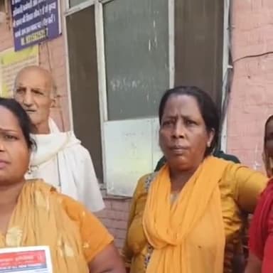 जगाधरी: वार्ड नंबर 17 की महिलाओं ने कॉलोनी की परेशानी को लेकर निगम कार्यालय पर किया प्रदर्शन दिया ज्ञापन