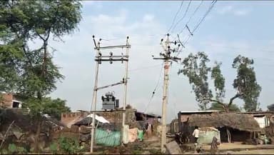 #बदायूं #दातागंज तहसील की #ग्रामपंचायत #बमनपुरा में असुरक्षित तरीके से घास फूस की बनी झोपड़ियां के पास रखा ट्रांसफार्मर