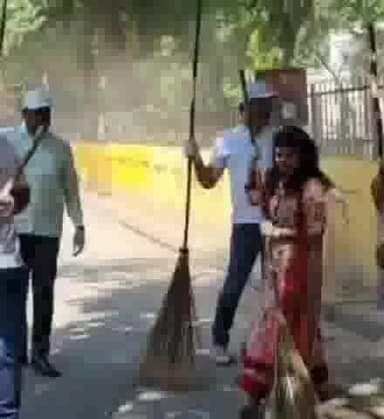 उन्नाव: शहर के निराला प्रेक्षागृह से निराला पार्क तक झाड़ू लगाकर सहायक निदेशक और विधायक पंकज गुप्ता ने दिया स्वच्छता का संदेश