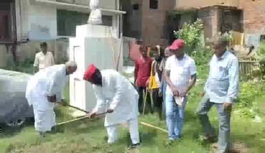 भदोही: स्वच्छता पखवाड़ा के तहत विधायक जाहिद बेग ने नगर पालिका परिषद में की महात्मा गांधी की प्रतिमा की सफाई व किया दुग्धाभिषेक