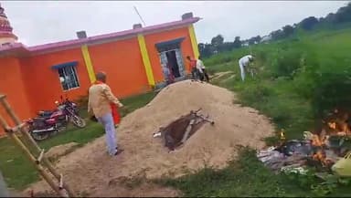 भाजपा ग्रामीण मंडल बिश्रामपुर अध्यक्ष के नेतृत्व में चला स्वच्छता अभियान कार्यक्रम तोलरा विष्णु मंदिर को सफाई करते भाजपा