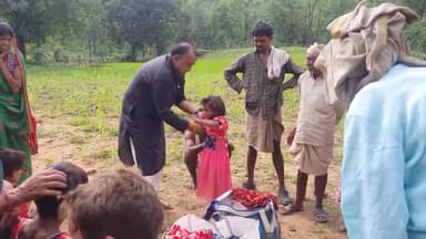 स्कूल जाने से पहले नई फ्रॉक चाहिए ,
शर्त मंजूर, है 
 पर स्कूल जरूर जाओ
स्कूल चले हम 
चलो जंगलों की ओर