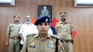 इटावा: सदर कोतवाली पुलिस ने घर से आभूषण चोरी करने एवं चोरी के जेवर खरीदने के आरोप में बाल अपचारी समेत सराफ को किया गिरफ्तार