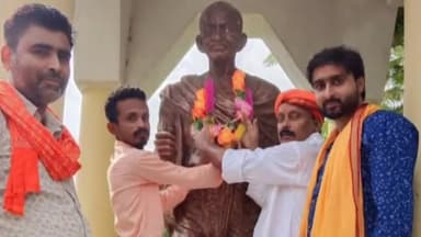 अरेराज: सिरनी कोठी हाई स्कूल परिसर में स्थित महात्मा गांधी की प्रतिमा पर भाजपा नेताओं ने किया माल्यार्पण