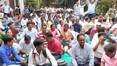 कांके: रांची स्थित कांग्रेस प्रदेश कार्यालय में झारखंड सहायक अध्यापक संघ के द्वारा किया एक दिवसीय भूख हड़ताल