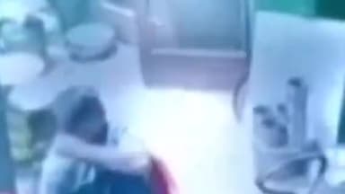 मुरादाबाद: इस्लाम नगर में तमंचे के बल पर दबंगई दिखाकर वसूली करने पहुंचे आरोपी का सीसीटीवी फुटेज हुआ वायरल