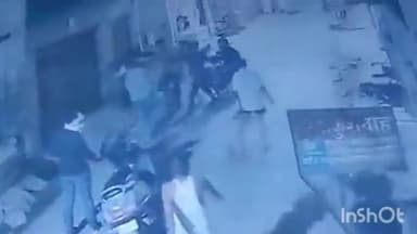 एत्मादपुर: ट्रांसयुमना के बालाजी नगत में आपसी कहासुनी को लेकर दो पक्षों में मारपीट,सीसीटीवी वायरल,आरोपियों के खिलाफ़ मुकदमा दर्ज