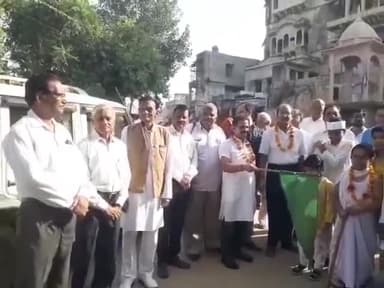 राजगढ़: गांधी जयंती पर राजगढ़ में पंडित भवानी सहाय की मूर्ति से निकाली गई रैली, नगर पालिका अध्यक्ष ने दिखाई हरी झंडी