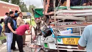 लालगंज: पटेहरा पांडेय गांव के सामने खड़े ट्रक में पीछे से केला लदे ट्रक ने मारी टक्कर, एक ड्राइवर की हुई मौत व दूसरा हुआ घायल