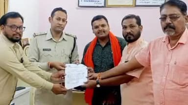 इटारसी: विश्व हिंदू परिषद बजरंग दल इटारसी ने बीच सड़क व मार्केट से फल फ्रूट के ठेले हटाने को लेकर थाना प्रभारी को दिया ज्ञापन