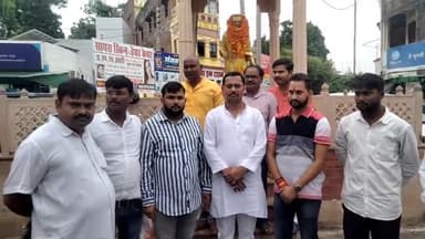 मड़ियाहू: मड़ियाहूंनगर स्थित महात्मा गांधी प्रतिमा पर भाजपा के जिलाध्यक्ष के नेतृत्व में पदाधिकारी ने माल्यार्पण कर किया नमन।