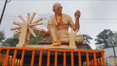 हज़ारीबाग: महात्मा गांधी की जयंती के अवसर पर उपायुक्त व एसपी ने समाहरणालय परिसर में बापू की प्रतिमा पर अर्पित की पुष्पांजलि