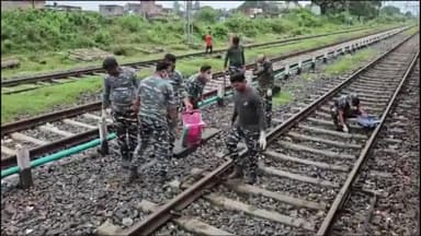 गिरिडीह: सीआरपीएफ सातवीं बटालियन की ओर से गिरिडीह रेलवे परिसर पर चलाया गया सफाई अभियान