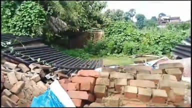 मेसकौर: ओरैना गांव में लगातार बारिश के कारण गिरा मकान, बेघर हुआ परिवार