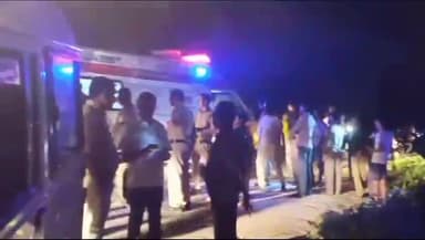 जतारा: दिगौड़ा में यात्री बस अनियंत्रित होकर पेड़ से टकराई हादसे में तकरीबन 15 लोग हुए घायल भेजा गया जिला चिकित्सालय