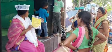 आम आदमी पार्टी  जनता के बीच पहुंचकर  केजरीवाल की गारन्टी  की  जानकारी दे रही है।