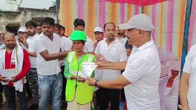 सिमडेगा: गांधी जयंती के मौके पर सिमडेगा क्लब परिसर में नगर परिषद के सफाई कर्मियों को DC और SP ने किया सम्मानित