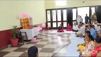 उन्नाव: कलेक्टर परिसर में गांधी जयंती के अवसर पर कार्यक्रम आयोजित, डीएम अपूर्वा दुबे ने गांधी जी की प्रतिमा पर किया माल्यार्पण