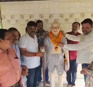 उन्नाव: शाहगंज में भाजपा विधायक ने गांधी की प्रतिमा पर किया माल्यार्पण, लगाई झाड़ू
