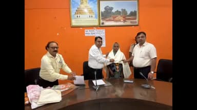 इकौना: तहसील इकौना मे वृद्ध मतदाताओं को अंगवस्त्र व प्रमाण पत्र देककर किया गया सम्मानित