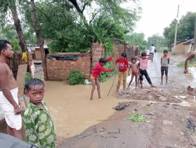 मड़िहान: बरसात में हुआ जल जमाव तो कच्चा घर गिरने के डर से ग्रामीणों ने काट दिए सड़क मामला पटेहरा कोल बस्ती का