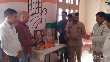 मंडी: गांधी भवन में कांग्रेस पदाधिकारियों ने महात्मा गांधी व पूर्व पीएम लाल बहादुर शास्त्री को उनकी जयंती पर दी श्रद्धांजलि