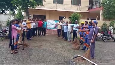 गांधी जयंती पर संघ कार्यालय में चलाया गया स्वच्छता अभियान दिलाई गई स्वच्छता की शपथ कई लोग रहे शामिल !