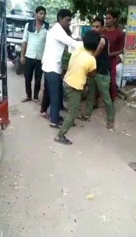 औरैया: सदर कोतवाली क्षेत्र अंतर्गत जिला अस्पताल के समीप दो पक्षों के बीच हो रही मारपीट का वीडियो सोशल मीडिया पर हुआ वायरल