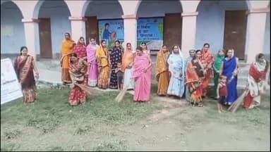 मंसूरचक: मंसूरचक प्रखंड के विभिन्न विद्यालयों एवं सार्वजनिक स्थानों पर जीविका दीदियों के द्वारा चलाया गया सफाई अभियान