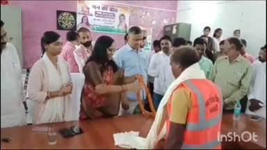 चायल: नगर पालिका परिषद भरवारी कार्यालय में स्वच्छता कर्मी योद्धाओं को नगर अध्यक्ष ने अंगवस्त्र देखकर किया सम्मानित