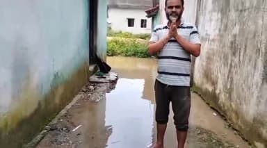 लातेहार: नगर पंचायत के अंतर्गत वार्ड नं 7 के चटनाही करबला में स्प्लाई का पाइप फटने से घर मे घूस गई पानी: श्रवण पासवान