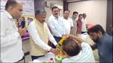 जगाधरी: नगर निगम कार्यालय में मेरी मिट्टी मेरा देश नामक कार्यक्रम रखा गया मेयर मदन चौहान ने 22 वार्ड की मिट्टी को एक बड़े कलश मे