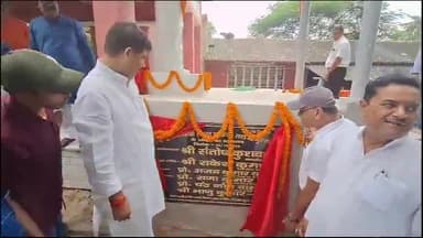 पूर्णिया पूर्व: आरके कॉलेज परिसर स्थित स्वर्गीय लाल बहादुर शास्त्री के आदम कद प्रतिमा का अनावरण सांसद संतोष कुशवाहा ने किया