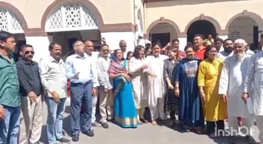 देहरादून: कांग्रेस पार्षदों ने विभिन्न मांगों को लेकर नगर निगम कमिश्नर का घेराव कर नगर आयुक्त को सौंपा ज्ञापन