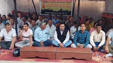 मंडी: जिला परिषद कार्यालय में कलम छोड़ हड़ताल पर बैठे अधिकारियों व कर्मचारियों के समर्थन में उतरे मंडी सदर के पंचायत प्रधान