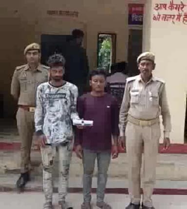 उन्नाव: गंगाघाट कोतवाली पुलिस ने धोबिन पुलिया आजाद नगर से चोरी के मोबाइल के साथ 2 चोरों को किया गिरफ्तार