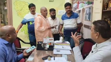 हज़ारीबाग: बिजली की चरमराई व्यवस्था को लेकर सदर विधायक मनीष जायसवाल ने विधायक कार्यालय में बिजली विभाग के अधिकारियों को लगायी फटकार