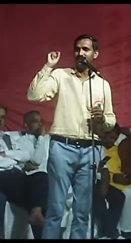 बाराबंकी पटेल रथ चेतना के साथ चलते हुए कवि प्रदीप महाजन लोगों को अपनी कविता पाठ से आनंदित करते हुए🦚🦚🙏