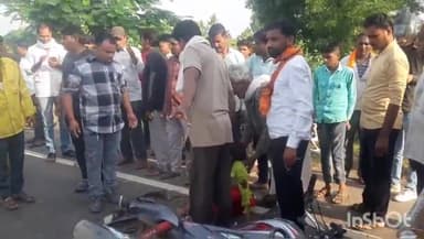 कसरावद: ग्राम बालसमुद में पेट्रोल पंप के पास ट्रक व बाइक के बीच हुई भिड़ंत, ग्राम दोगावा निवासी पति-पत्नी व बहन हुए गंभीर घायल