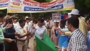 उन्नाव: जिला अस्पताल परिसर से निकल गई संचारी रोग दस्तक अभियान की रैली सीडीओ ने  दिखाई रैली को हरी झंडी