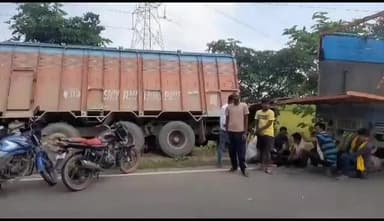 चेवाड़ा: अस्थामा गांव के समीप स्कॉर्पियो को बचाने के चक्कर में रोड के किनारे धंसा ट्रक