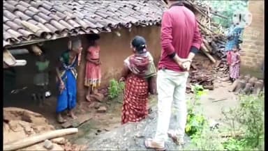 गुमला: तेज बारिश की वजह से वृंदा में किसान के मिट्टी के घर की दिवार हुई धराशायी, पीड़ितों ने मुआवजे की लगाई गुहार