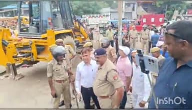 गोंडा: गोंडा के अंबेडकर चौराहे के पास अतिक्रमण पर चला प्रशासन का बुलडोजर, सीओ सिटी समेत भारी पुलिस बल मौजूद