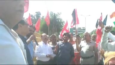 गिर्वा: लखीमपुर खीरी की घटना के विरोध में संयुक्त किसान मोर्चा व संयुक्त ट्रेड यूनियन ने कलेक्ट्रेट पर किया प्रदर्शन