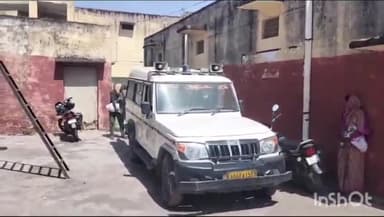 धौलपुर: बनवारी के अड्डा के पास ट्रैक्टर ने बाइक सवार पिता पुत्र को मारी टक्कर, बुजुर्ग की हुई मौत