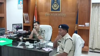 नरसिंहपुर: एसपी अमित कुमार ने एसपी कार्यालय में किया पत्रकार वार्ता को सम्बोधित