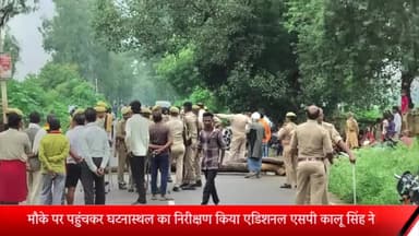 रॉबर्ट्सगंज: रायपुर थाना क्षेत्र में जहरीली गैस से मौत मामले में मौके पर पहुंचे पुलिस अधिकारी, भीड़ को कराया शांत