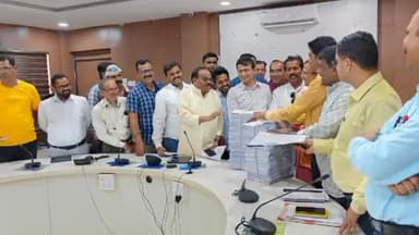 होशंगाबाद नगर: नर्मदापुरम जिला कलेक्ट्रेट कार्यालय में कलेक्टर नीरज कुमार सिंह ने राजनीतिक दलों को वितरित की मतदाता सूची की प्रतियां